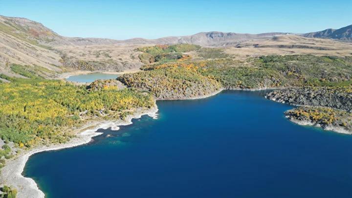 Nemrut Krater Gölü'nün Sonbahar Büyüsü: Doğanın Renk Cümbüşü