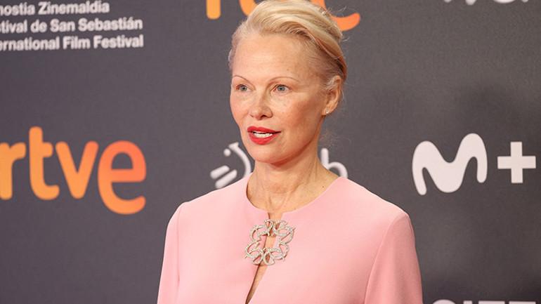 Pamela Anderson'ın Doğal Güzellik Yolculuğu ve Stil Değişimi