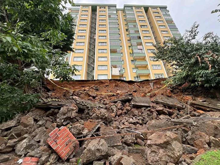Pelitli Mahallesi'nde İstinat Duvarı Heyelanıyla Panik Yaşandı