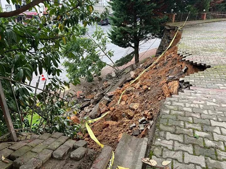 Pelitli Mahallesi'nde İstinat Duvarı Heyelanıyla Panik Yaşandı