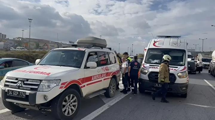 Pendik Otoyolunda Trafik Kazası: Üç Yaralı Hastaneye Kaldırıldı