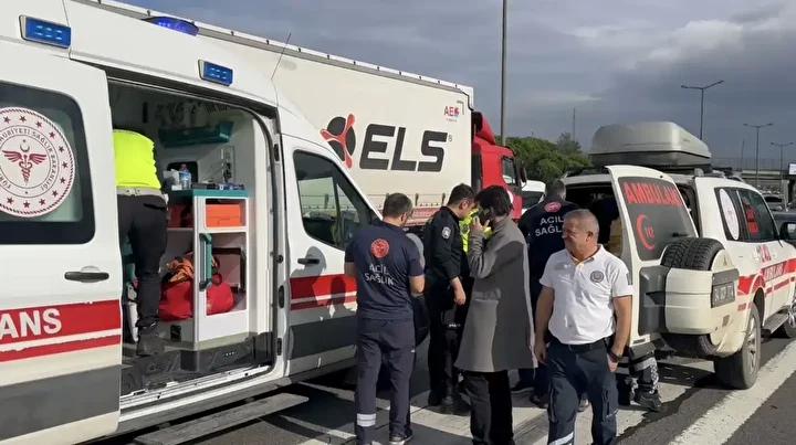 Pendik Otoyolunda Trafik Kazası: Üç Yaralı Hastaneye Kaldırıldı