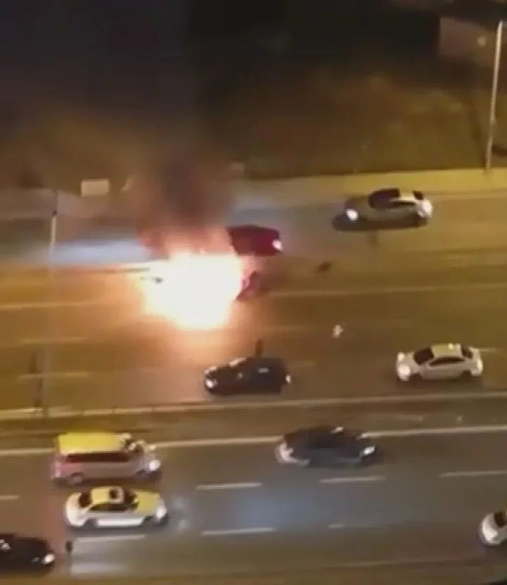 Pendik'te Yol Kenarında Araç Alev Aldı, Çevredekiler Panikledi 2 Pendik'te Yol Kenarında Araç Alev Aldı, Çevredekiler Panikledi