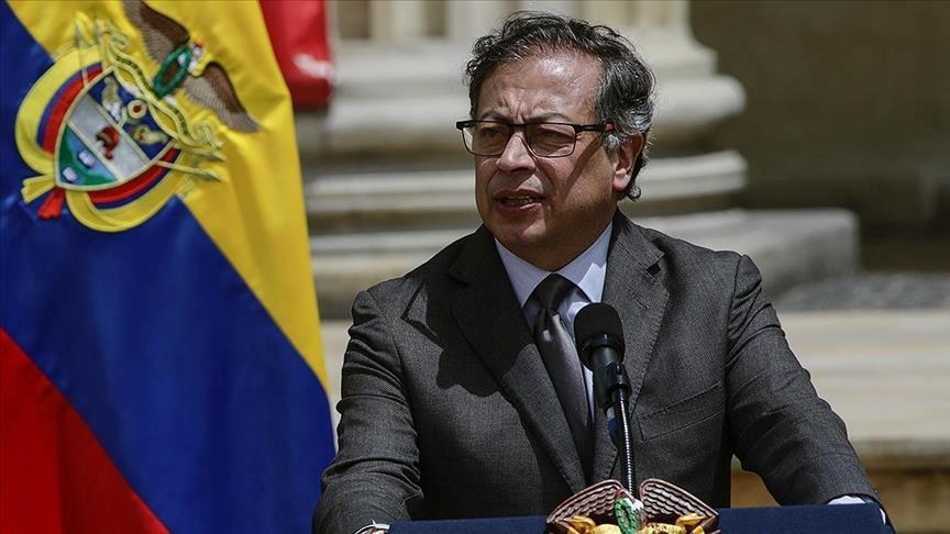 Başkent Bogota’daki Cumhurbaşkanlığı Sarayı Casa de Narino’da gerçekleşen açıklamada, Kolombiya Cumhurbaşkanı Gustavo Petro, ülkesine karşı yürütülen kampanyaları ve iç politika hareketlerini detaylandırdı. Petro, özellikle ABD’li siyasetçiler ve askeri temsilcilerin müdahaleleriyle ilgili önemli ifadeler kullandı. Hükümetinin uyuşturucuya karşı yaptığı mücadelede elde ettiği başarıların, bazı uluslararası ve yerli siyasi figürlerin rahatsızlığını artırdığını vurguladı.