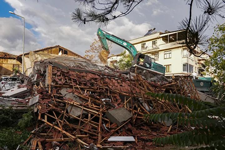 Prof. Dr. Şener Üşümezsoy’dan Deprem Artçılarına İlişkin Önemli Analizler 7 Prof. Dr. Şener Üşümezsoy’dan Deprem Artçılarına İlişkin Önemli Analizler