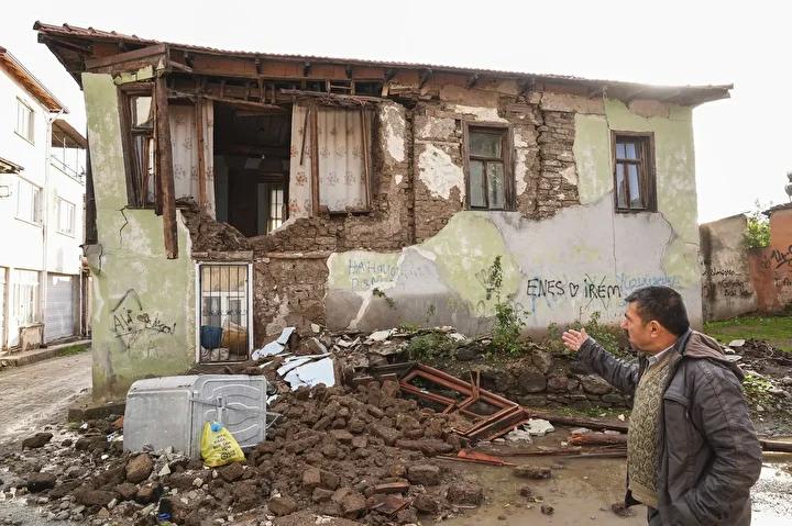 Prof. Dr. Şener Üşümezsoy’dan Deprem Artçılarına İlişkin Önemli Analizler 8 Prof. Dr. Şener Üşümezsoy’dan Deprem Artçılarına İlişkin Önemli Analizler