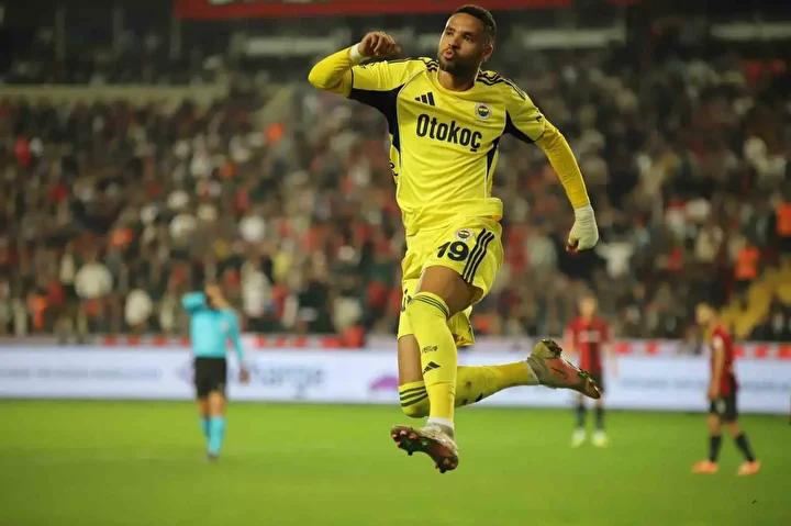 Rıdvan Dilmen'in maç değerlendirmeleri, futbolcular ve takımlar hakkındaki düşünceleriyle dikkat çekiyor. En-Nesyri'nin performansı ve katkısı, oyunun kilit noktalarından biri olarak öne çıkıyor. Geçen sezon 7 resmi gol ve 30 gol girişimiyle dikkat çeken En-Nesyri, penaltı kaçırmasına rağmen Türkiye'nin gol krallığı konusunda tartışmasız önde geliyor. Avrupa’da yaşadığı penaltı kaçırmaları ise onun performansını olumsuz etkilemiş olsa da, genel anlamda etkili bir golcü profil çiziyor.