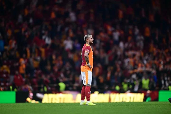 Rıdvan Dilmen'in maç değerlendirmeleri, futbolcular ve takımlar hakkındaki düşünceleriyle dikkat çekiyor. En-Nesyri'nin performansı ve katkısı, oyunun kilit noktalarından biri olarak öne çıkıyor. Geçen sezon 7 resmi gol ve 30 gol girişimiyle dikkat çeken En-Nesyri, penaltı kaçırmasına rağmen Türkiye'nin gol krallığı konusunda tartışmasız önde geliyor. Avrupa’da yaşadığı penaltı kaçırmaları ise onun performansını olumsuz etkilemiş olsa da, genel anlamda etkili bir golcü profil çiziyor.
