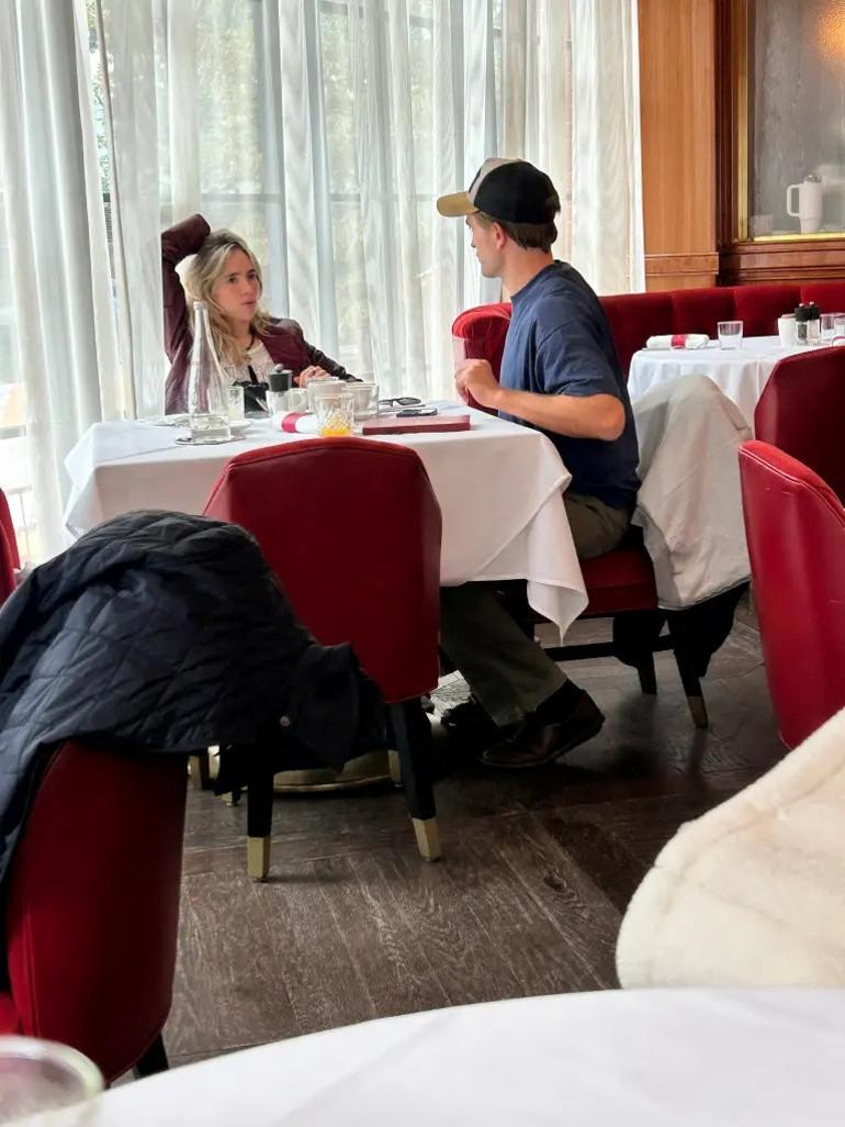 Robert Pattinson ve Suki Waterhouse Efsanevi Aşk Hikayeleriyle Göz Kamaştırıyor