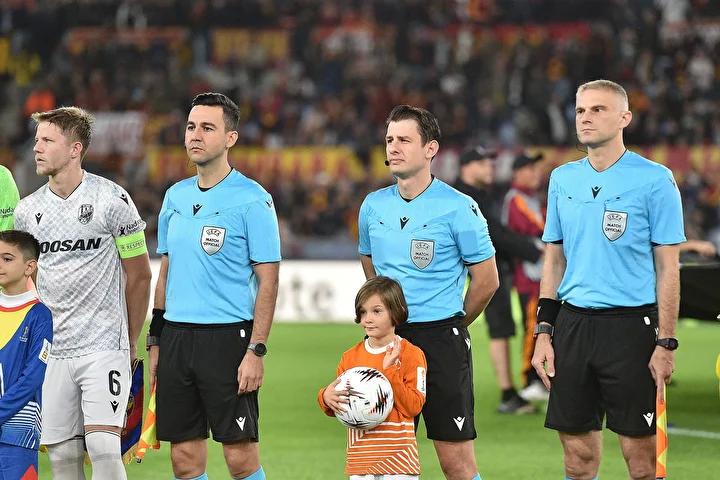 UEFA Avrupa Ligi 3. hafta mücadelesinde Roma, kendi sahasında Viktoria Plzen ile karşılaştı. Maçın hakemi Halil Umut Meler, birçok tartışmalı karara imza attı. Çek ekibi, zorlu deplasmanda 2-1 galip geldi ve bu sonuç İtalyan basınında geniş yankı buldu.