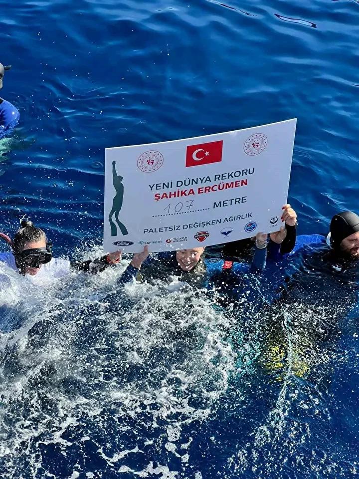 Şahika Ercümen’den Gazze’ye Bir Dalışla Barış Mesajı
