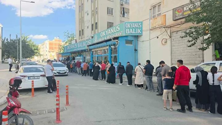Şanlıurfa'da Cumhuriyet Bayramı'na Özel Balık Kampanyası İlgi Gördü 2 Şanlıurfa'da Cumhuriyet Bayramı'na Özel Balık Kampanyası İlgi Gördü