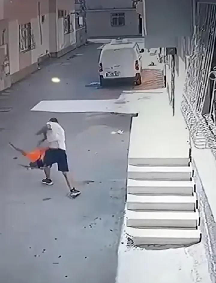 Seyhan'da Şok Olay: Çocuk Saldırganın Şiddetine Maruz Kaldı