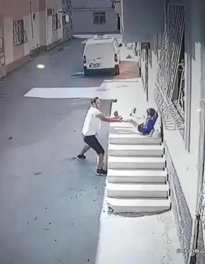 Seyhan'da Şok Olay: Çocuk Saldırganın Şiddetine Maruz Kaldı