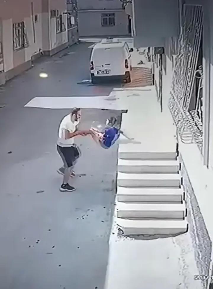 Seyhan'da Şok Olay: Çocuk Saldırganın Şiddetine Maruz Kaldı