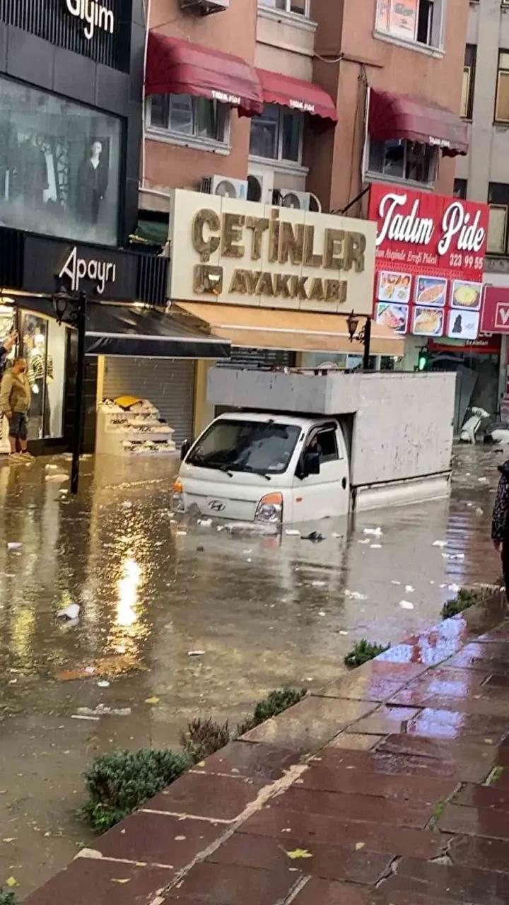 Şiddetli Sağanak ve Dolu Yağışı Şehirde Büyük Hasar Yarattı