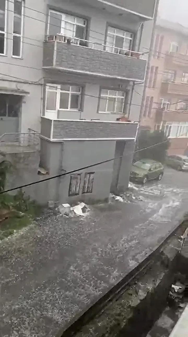 Şiddetli Sağanak ve Dolu Yağışı Şehirde Büyük Hasar Yarattı