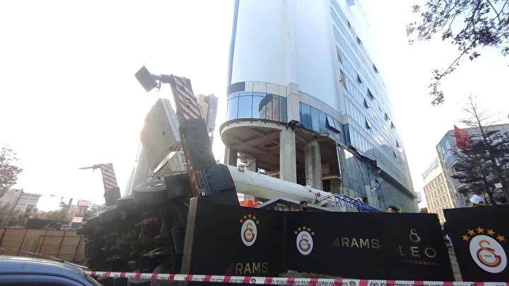 Şişli'de Vinç Kazası: Yurt Binasına Devrildi ve Hasar Oluştu 1 Şişli'de Vinç Kazası: Yurt Binasına Devrildi ve Hasar Oluştu