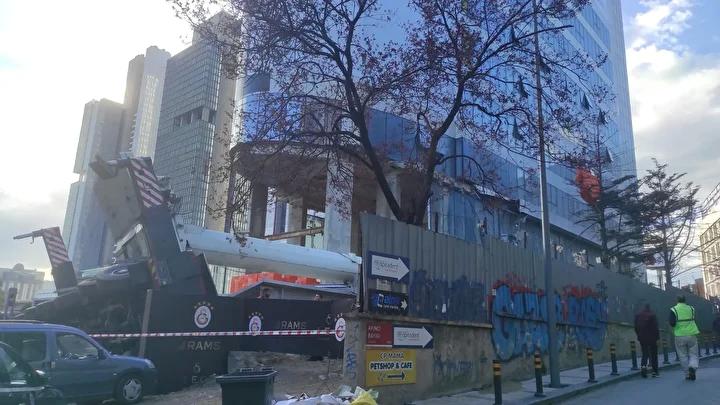Şişli'de Vinç Kazası: Yurt Binasına Devrildi ve Hasar Oluştu 2 Şişli'de Vinç Kazası: Yurt Binasına Devrildi ve Hasar Oluştu