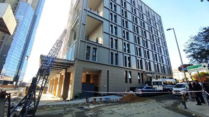 Şişli'de Vinç Kazası: Yurt Binasına Devrildi ve Hasar Oluştu 3 Şişli'de Vinç Kazası: Yurt Binasına Devrildi ve Hasar Oluştu