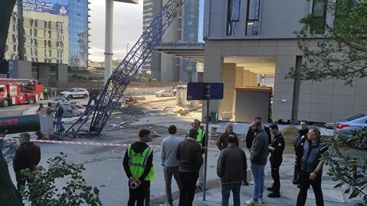 Şişli'de Vinç Kazası: Yurt Binasına Devrildi ve Hasar Oluştu 4 Şişli'de Vinç Kazası: Yurt Binasına Devrildi ve Hasar Oluştu