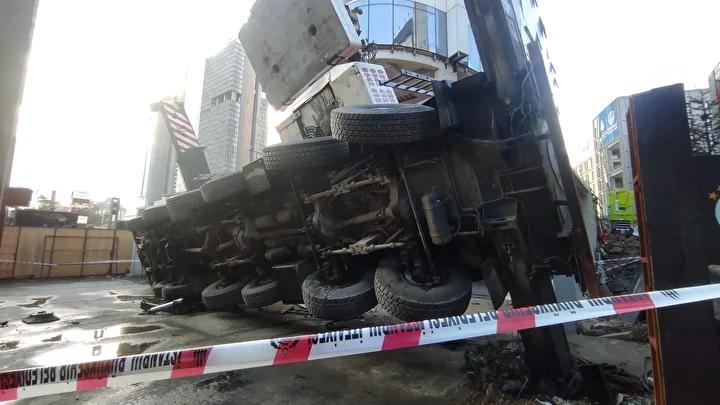 Şişli'de Vinç Kazası: Yurt Binasına Devrildi ve Hasar Oluştu 5 Şişli'de Vinç Kazası: Yurt Binasına Devrildi ve Hasar Oluştu