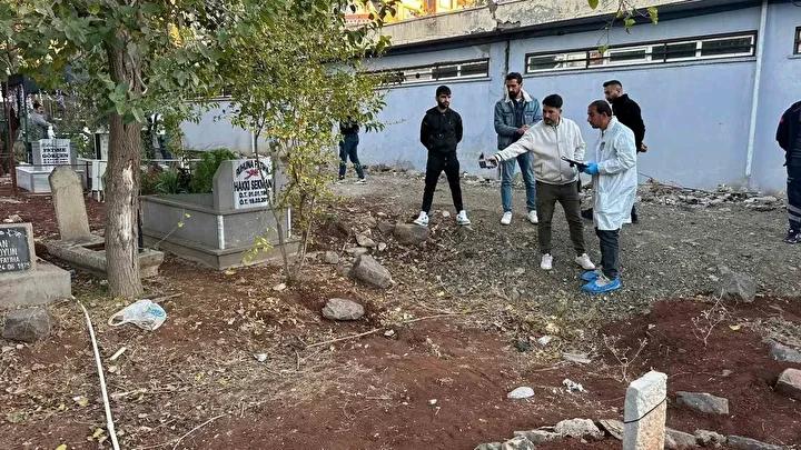 Siverek'te Mezarlıkta Çirkin Keşif: Bebek Cesedi Toprağa Gömüldü