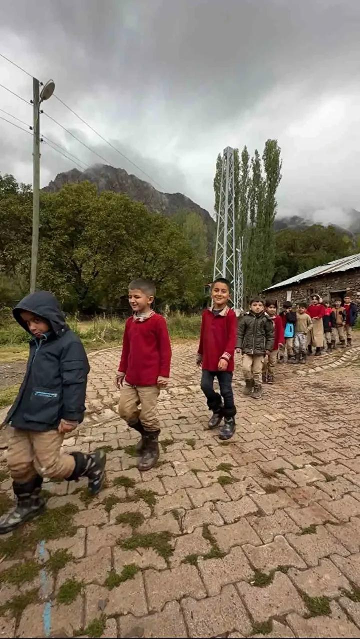 Sonbahar ve Kışın Buluştuğu Hakkari'nin Eşsiz Doğal Manzaraları