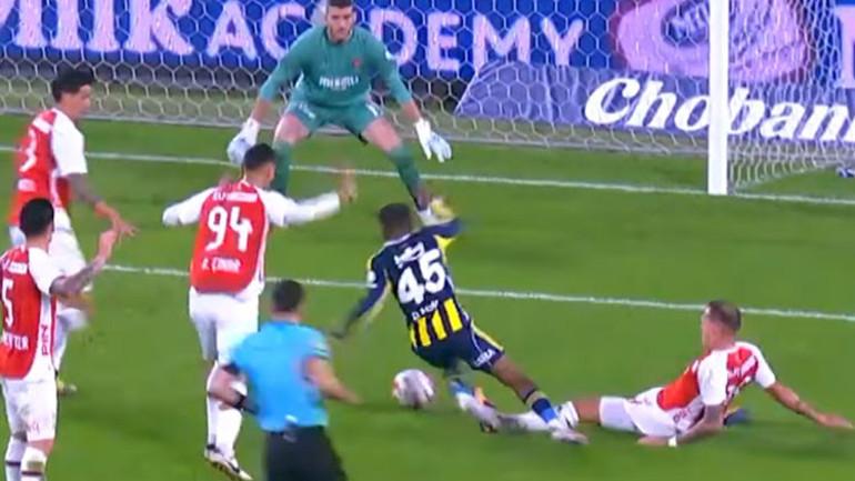 Fenerbahçe'nin kazandığı penaltı pozisyonu