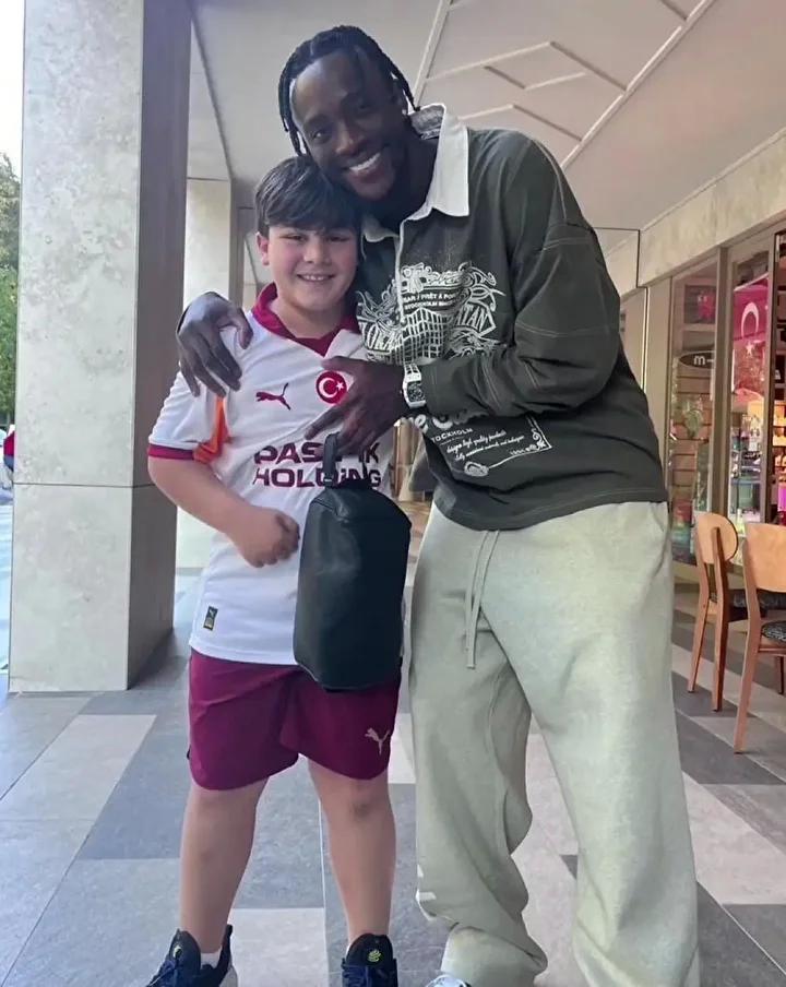 Tammy Abraham'dan Dostluk ve Saygı Gösterisi: Taraftarın İsteğine Yanıt 3 Tammy Abraham'dan Dostluk ve Saygı Gösterisi: Taraftarın İsteğine Yanıt