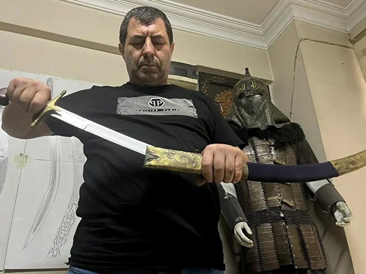 Tarihsel Gerçeklerle Uyumlu El Yapımı Kılıç Sanatı: Usta Ellerden Gelen Geleneksel İzler
