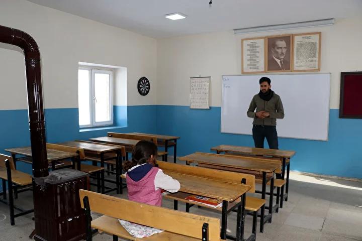 Tek Öğrencilikten Arkadaşlar Ardına Kadar: Hasret'in Eğitim Serüveni