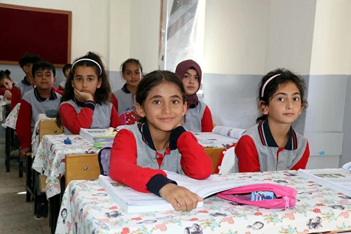 Tek Öğrencilikten Arkadaşlar Ardına Kadar: Hasret'in Eğitim Serüveni