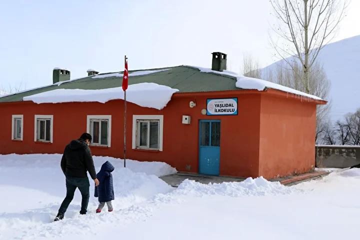 Tek Öğrencilikten Arkadaşlar Ardına Kadar: Hasret'in Eğitim Serüveni