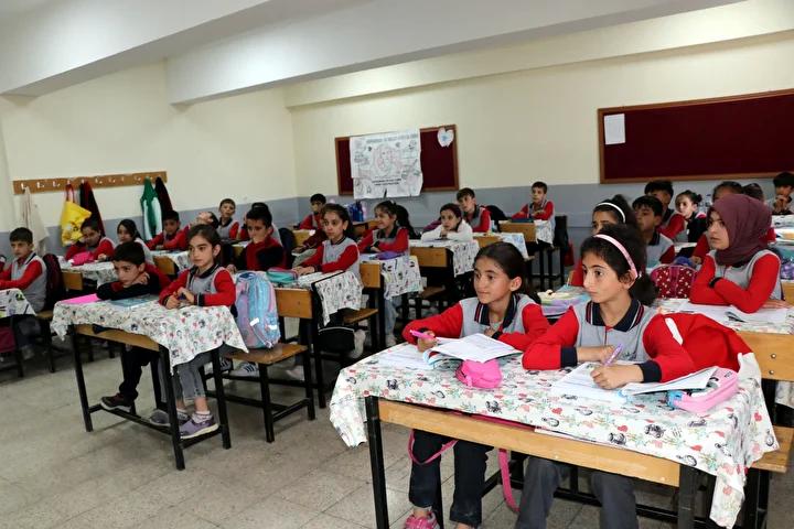 Tek Öğrencilikten Arkadaşlar Ardına Kadar: Hasret'in Eğitim Serüveni