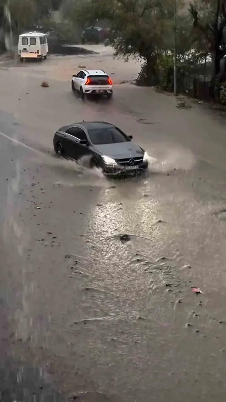 Tekirdağ'da Aniden Şiddetli Yağmur Etkili Oldu 2 Tekirdağ'da Aniden Şiddetli Yağmur Etkili Oldu