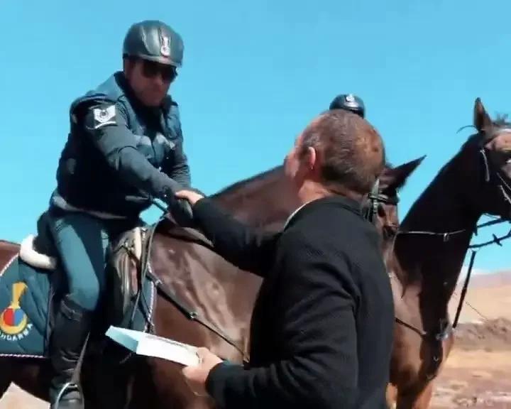 Zorlu arazi şartlarına rağmen görevlerini sürdüren ekipler, bölgedeki yerel çobanlarla bir araya gelerek samimi sohbetler gerçekleştirdi. Bu buluşmalar sırasında, onlara çeşitli kitaplar ve küçük hediyeler takdim edilerek, bölge halkıyla kurulan bağ güçlendirildi.