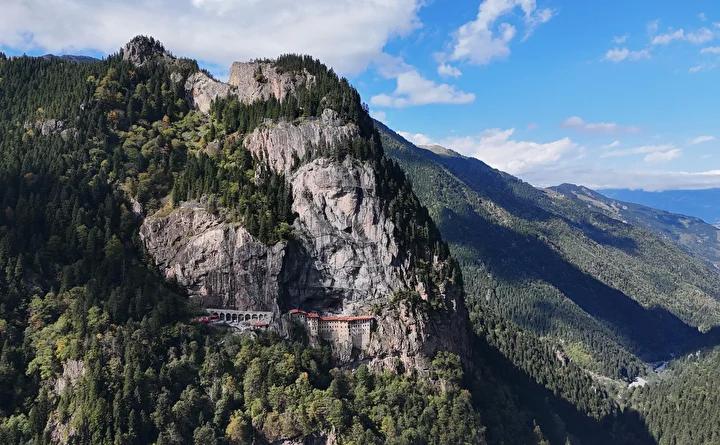 Trabzon'daki Sümela Manastırı: Tarihin ve Doğanın Muhteşem Kesişimi 1 Trabzon'daki Sümela Manastırı: Tarihin ve Doğanın Muhteşem Kesişimi