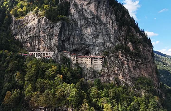 Trabzon'daki Sümela Manastırı: Tarihin ve Doğanın Muhteşem Kesişimi 2 Trabzon'daki Sümela Manastırı: Tarihin ve Doğanın Muhteşem Kesişimi