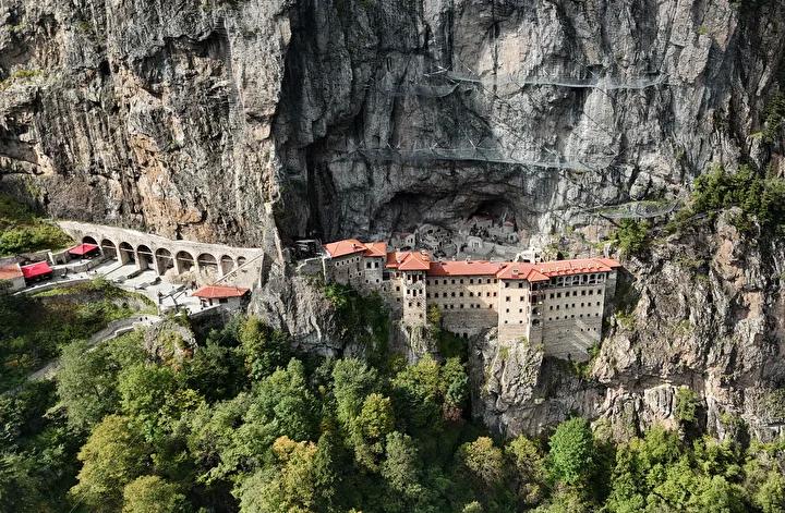 Trabzon'daki Sümela Manastırı: Tarihin ve Doğanın Muhteşem Kesişimi 11 Trabzon'daki Sümela Manastırı: Tarihin ve Doğanın Muhteşem Kesişimi