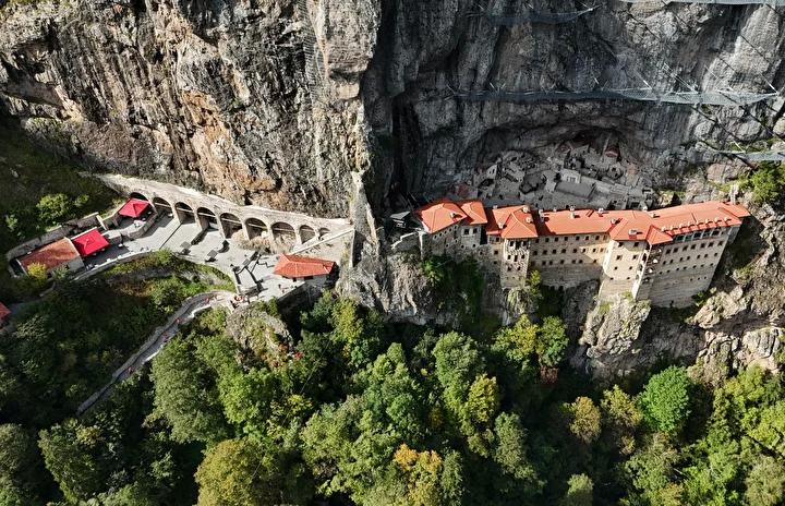 Trabzon'daki Sümela Manastırı: Tarihin ve Doğanın Muhteşem Kesişimi 4 Trabzon'daki Sümela Manastırı: Tarihin ve Doğanın Muhteşem Kesişimi