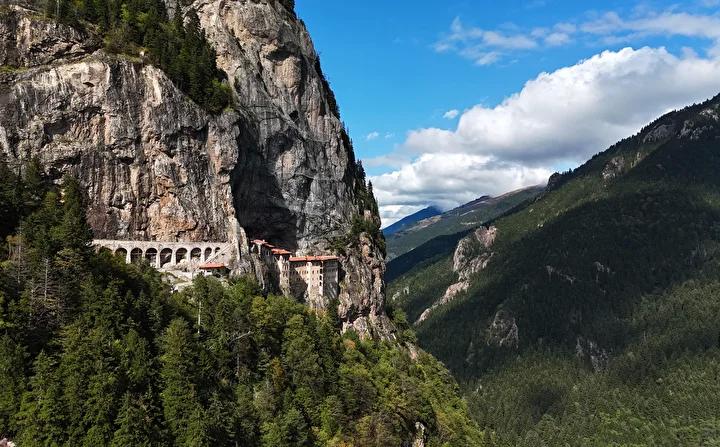 Trabzon'daki Sümela Manastırı: Tarihin ve Doğanın Muhteşem Kesişimi 7 Trabzon'daki Sümela Manastırı: Tarihin ve Doğanın Muhteşem Kesişimi