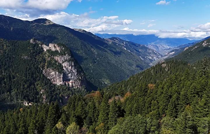 Trabzon'daki Sümela Manastırı: Tarihin ve Doğanın Muhteşem Kesişimi 8 Trabzon'daki Sümela Manastırı: Tarihin ve Doğanın Muhteşem Kesişimi