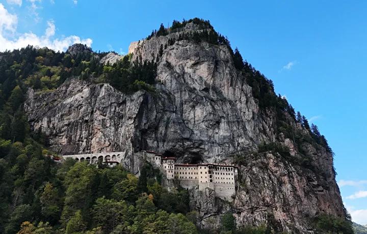 Trabzon'daki Sümela Manastırı: Tarihin ve Doğanın Muhteşem Kesişimi 9 Trabzon'daki Sümela Manastırı: Tarihin ve Doğanın Muhteşem Kesişimi