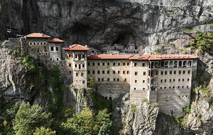 Trabzon'daki Sümela Manastırı: Tarihin ve Doğanın Muhteşem Kesişimi 10 Trabzon'daki Sümela Manastırı: Tarihin ve Doğanın Muhteşem Kesişimi