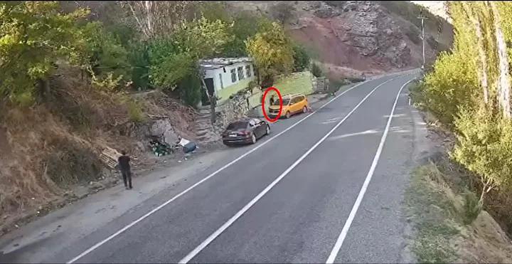 Tunceli-Erzincan Yolunda Kaya Düşmesi Güvenlik Kameralarına Yansıdı