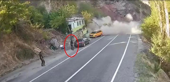 Tunceli-Erzincan Yolunda Kaya Düşmesi Güvenlik Kameralarına Yansıdı