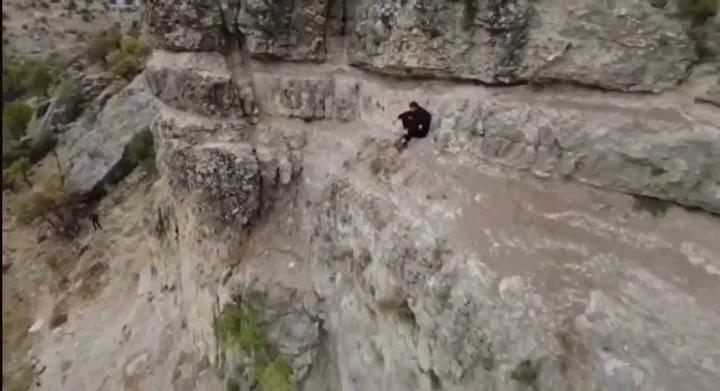 Tunceli'de Kayalıklarda Mahsur Kalan Vatandaş Kurtarıldı
