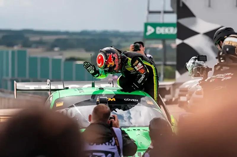 Hockenheimring pistinde gerçekleşen 2025 Almanya Binek Otomobil Şampiyonası sezon finali, motor sporları tutkunlarına unutulmaz anlar yaşattı. Yarışta, Türkiye’nin gururu Ayhancan Güven, ikinci sıradan start alarak büyük bir mücadeleye girişti. Yoğun tempoda ilerleyen yarış boyunca üstün performans sergileyen Güven, sonunda yarışın galibi olarak finiş çizgisini geçti.