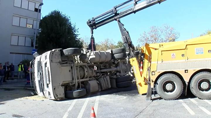 Ulus Mahallesinde Hafriyat Kamyonu Kaza Anı Güvenlik Kamerasında